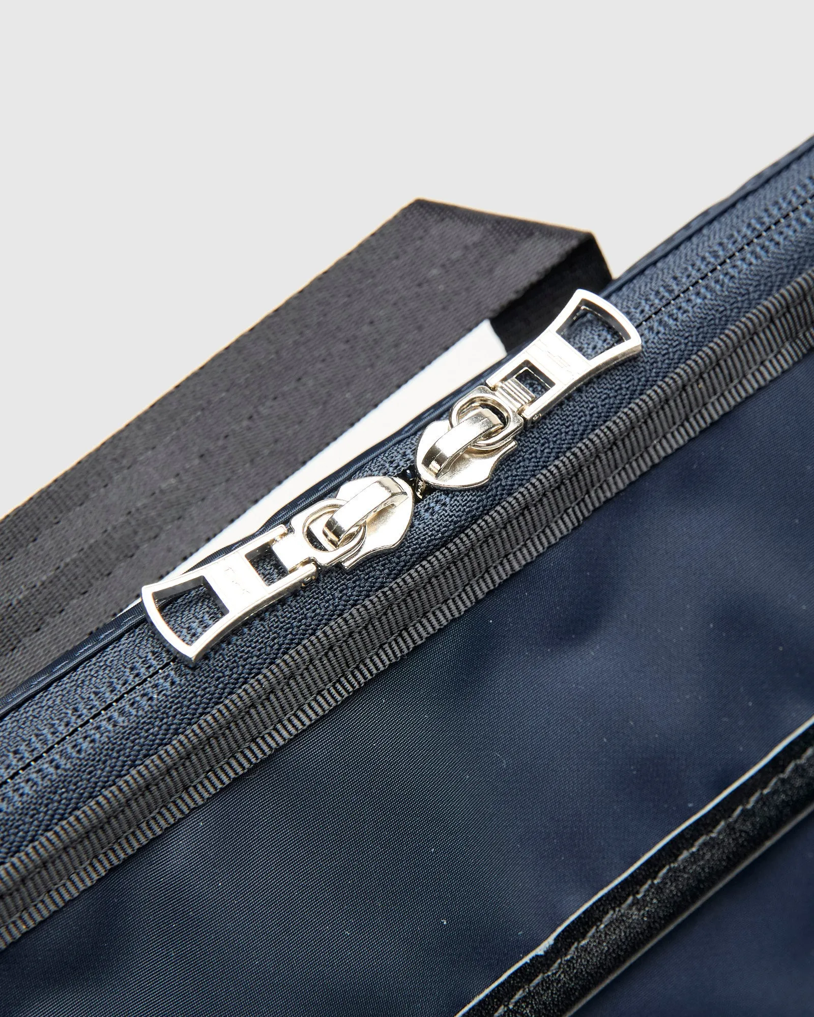 Lightning V2 Messenger Bag in Navy
